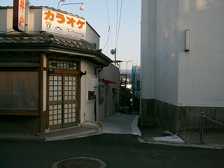 建物と建物の隙間。