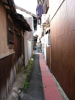 民家と民家の隙間にできた道。