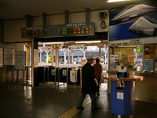 改札口。上部にLED式発車案内板。右手に出札口。