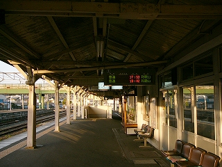 線路内、単式ホーム。山型の上屋の下にて。