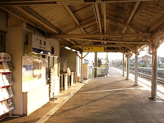 山型の上屋と単式ホーム。左手に駅舎側面。ホームには誰もいない。