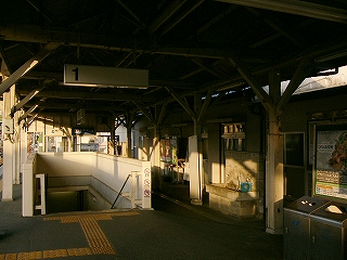 地下道への下り口、右手に詰所の側面。入口付近は雑然としている。