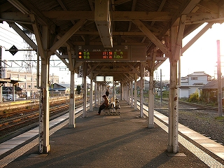 島式ホーム。上屋の下にて。