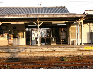 線路内と改札口。