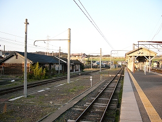 平屋の木造詰所と２線、ホーム。