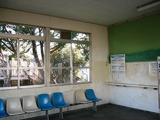 窓の下に白と青色の一人掛けの椅子がずらりと並ぶ。