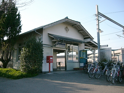 脇の植え込みと駅舎。