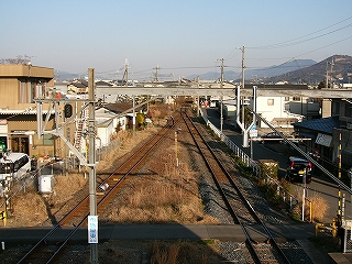 逆Ｙの字になって、少し遠くで収斂される線路。辺りはさまざまな住宅。