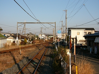 線路内と1.5車線程度の道の両方を眺めて。