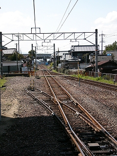 民家の間を走る線路。