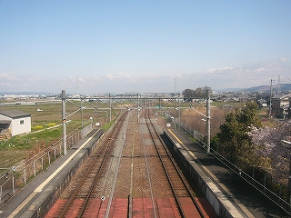 気持ちよく広がる平野に二線が伸びる。