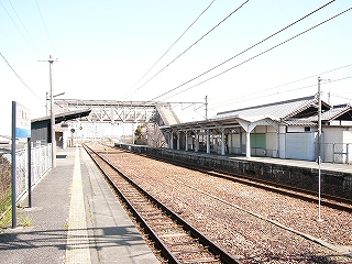 3線分ある線路内とホームと駅舎。