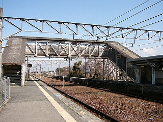 黒ずんだ有蓋跨線橋。