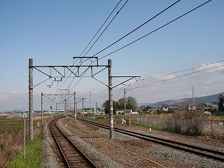 青空の下カーブする二線。