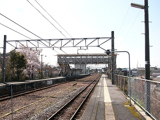 遠くに跨線橋。