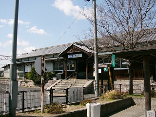 木々の間から見る駅舎出入口。