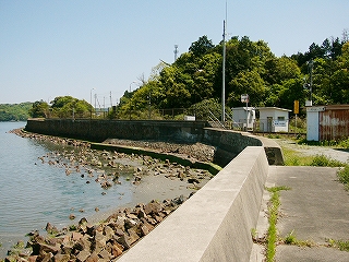 ホームと海岸の風景。