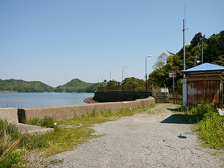 堤防のコンクリートと未舗装の道。