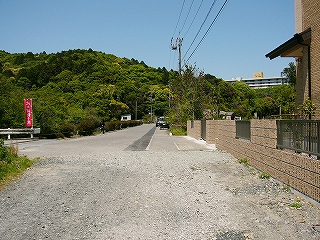 砂利道から舗装路に切り替わる直前の風景。