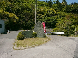 道路の中央に卵形の緑の敷地。