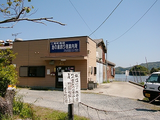 小さなベージュ色の建物。