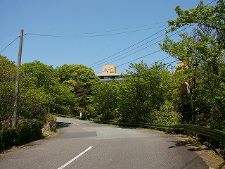 遠くにヘアピンカーブが続いている。