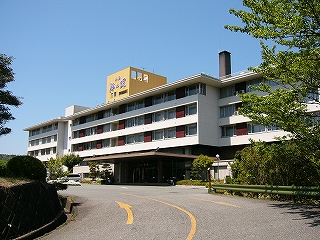 四階建ての白い建物。