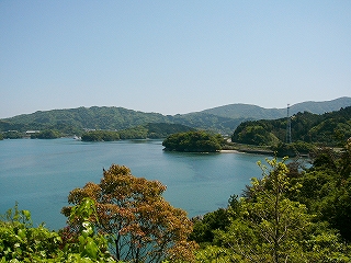 静かに広い入り江を見下ろして。