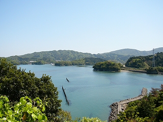 入り江の中に堤防が突き出していた。遠くに島も見える。