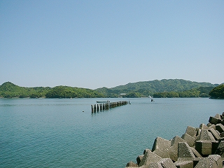 向こうには半島の緑が横たわる。