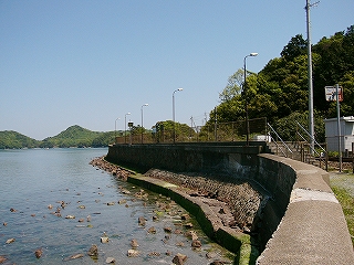 尖った石のごろごろする堤防の根元と、その少し上にできたホーム。