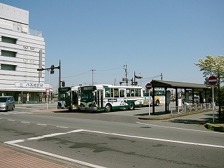 乗り場に簡素な屋根のついたバス乗り場。
