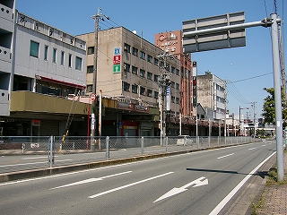 古めかしいビルが立ち並ぶ。