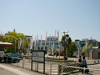 花々、木々、コンクリートの路面のタクシー乗り場。