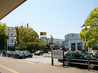 低い建物の並びと樹木。