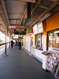 右手にオレンジの壁の特急券売り場、そしてコンビニ。