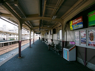 アスファルトのホーム。上屋はどちらかという陸屋根のよう。