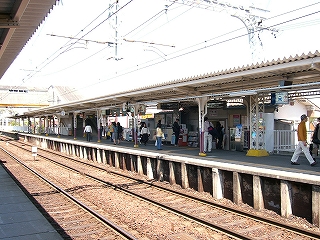 ホームを右斜めに見て。20人ぐらいの人がいる。