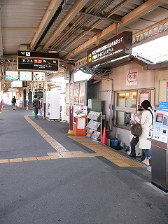 右斜めに改札口を見て。