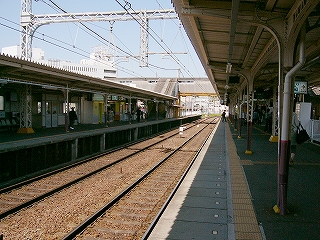 4番線ホームと二線、そして右側にある5番線ホームの風景。