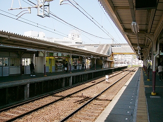 4番線ホームと二線、そして5番線ホーム。