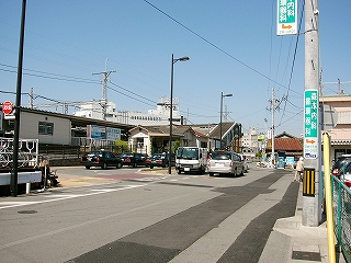人がまったくいない手狭で屋根のないタクシー乗り場と駅舎。