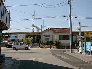 遠くから見た駅舎。左横にホームが見える。
