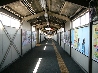 プレハブのような跨線橋。壁上部に小さな窓が連続していて明るい。