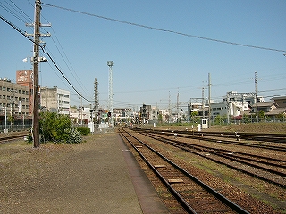 ホームの屋根の無いところから遠くを眺めて。