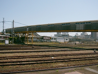 黒っぽく、長い跨線橋。