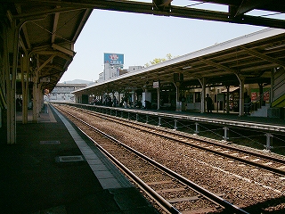 ホームと線路内、そして向こうのホームとその内部。