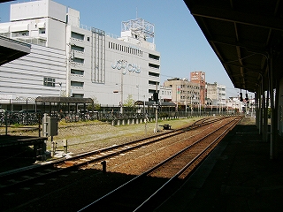 先ほどの百貨店のような建物と線路内。