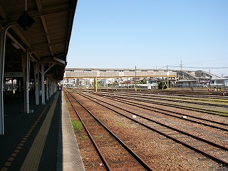 それぞれの線路がまっすぐ青空に伸びてゆく。