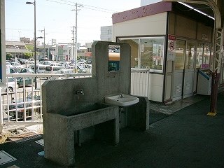 段違いになった小さな水場。